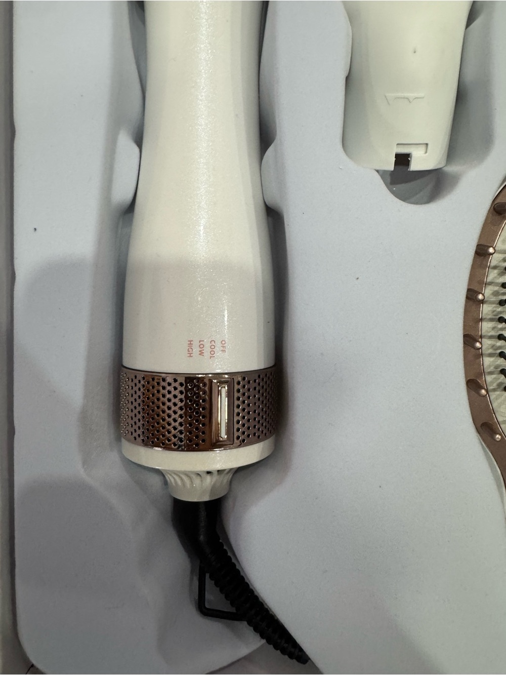 Volumax 4-in-1 Volumizing Hot Air Brush in White and Rose Gold - Picture 8 of 9